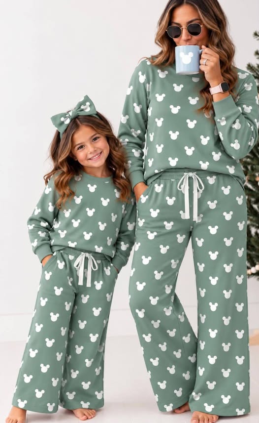 (Custom Design Preorder MOQ 5)  Cartoon Mouse Green Print Long Sleeve Top Pockets Pants Mommy and Me Clothes Set